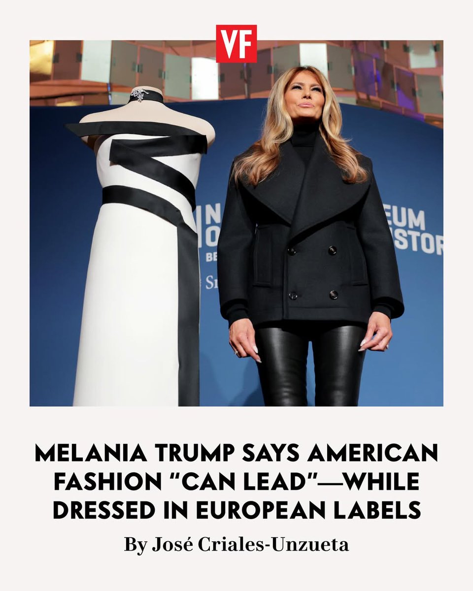 Melania Trump trug einen Mantel von Bottega Veneta (italienisch) und Schlangenlederstiefel von Christian Louboutin (französisch), während sie über die führende Rolle der amerikanischen Modeindustrie sprach..