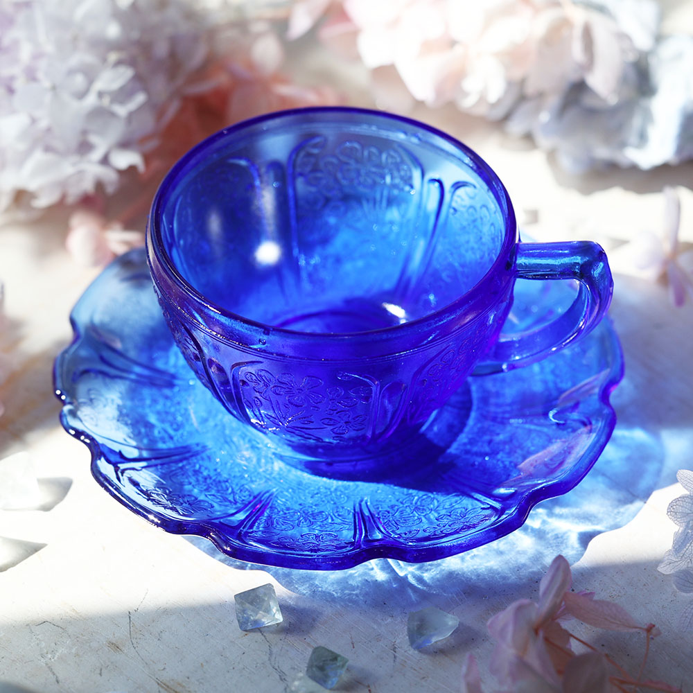 海福雑貨通販部の【古い食器】に、青硝子の花柄エンボスカップ