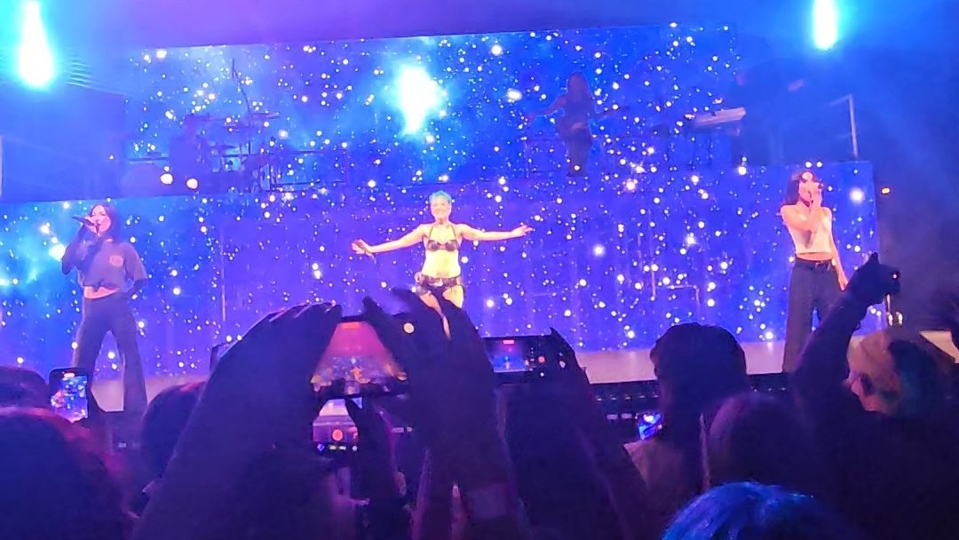 me wanting to be in my phone less vs back to badlands tour
b2b wins