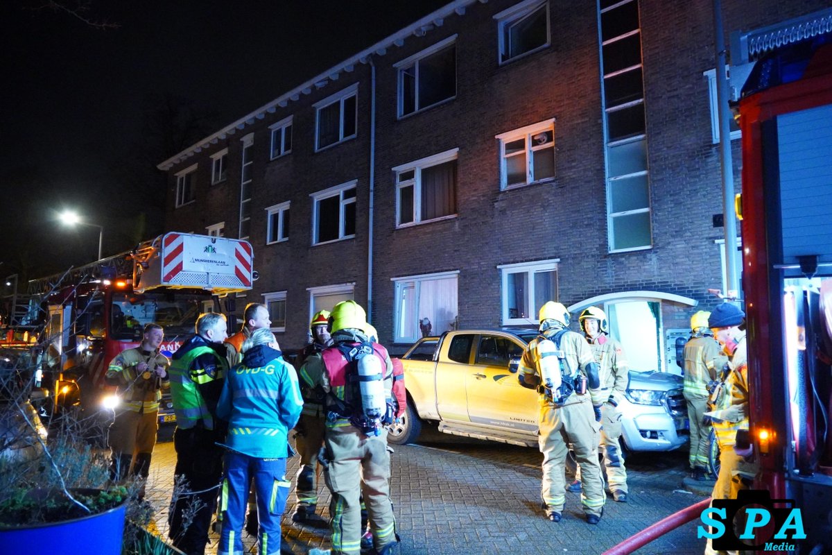Vier gewonden na brand bij voordeur door explosie in portiekwoning