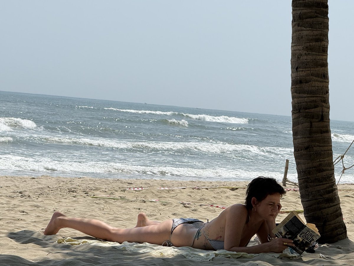 RealEdwardsChen's tweet photo. Planned to be a scholar on the beach with my books, but ended up being a beach boy with just my beer. https://t.co/rqnQnvzD3q