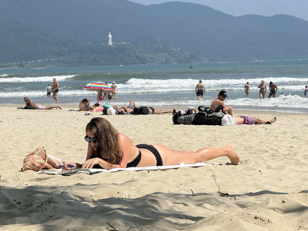 RealEdwardsChen's tweet photo. Planned to be a scholar on the beach with my books, but ended up being a beach boy with just my beer. https://t.co/rqnQnvzD3q