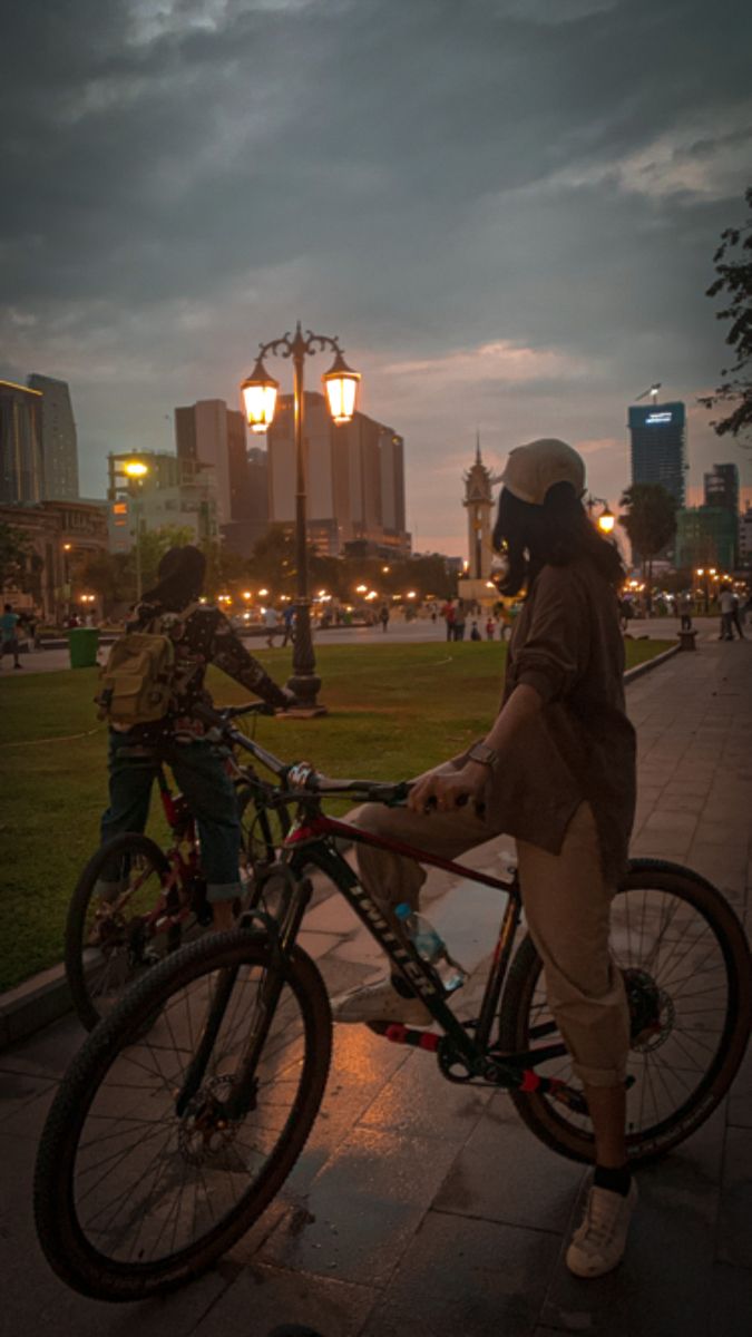 [Tradisi Blok B - Kids AU]

Hi guys, merayakan ramadhan aku kepikiran bikin ini yang berdasarkan tradisi komplek aku.

Massive cast, jadi list nya di thread ya.

> No ship (ada crush tipis2) karena bocil (umur di list), one shot, 13 posts

#BerAUaldariX #DuolingoIndonesia