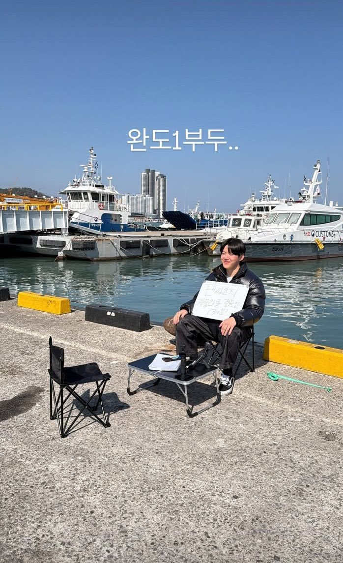 Siapa lagi yang bangun tidur terus mikir, “Kayaknya tiba-tiba bikin fan sign di dermaga seru deh”? Of course it’s Yoon Dowoon and I love him hehe