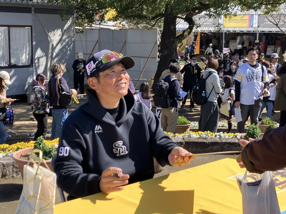 宮崎キャンプ情報】 サイン会 小久保裕紀監督 #sbhawks