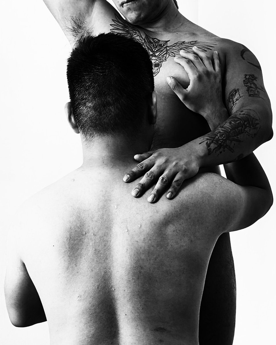 Parte de esta colaboración con mi amigo Edgar <a href="/Skulls19892/">Skulls1989🇲🇽 ⚔️🏋🏼‍♂️</a> 

#fotografiaartistica #fotografianudista #diversidad #blancoynegro #luzysombra #homoerotismo