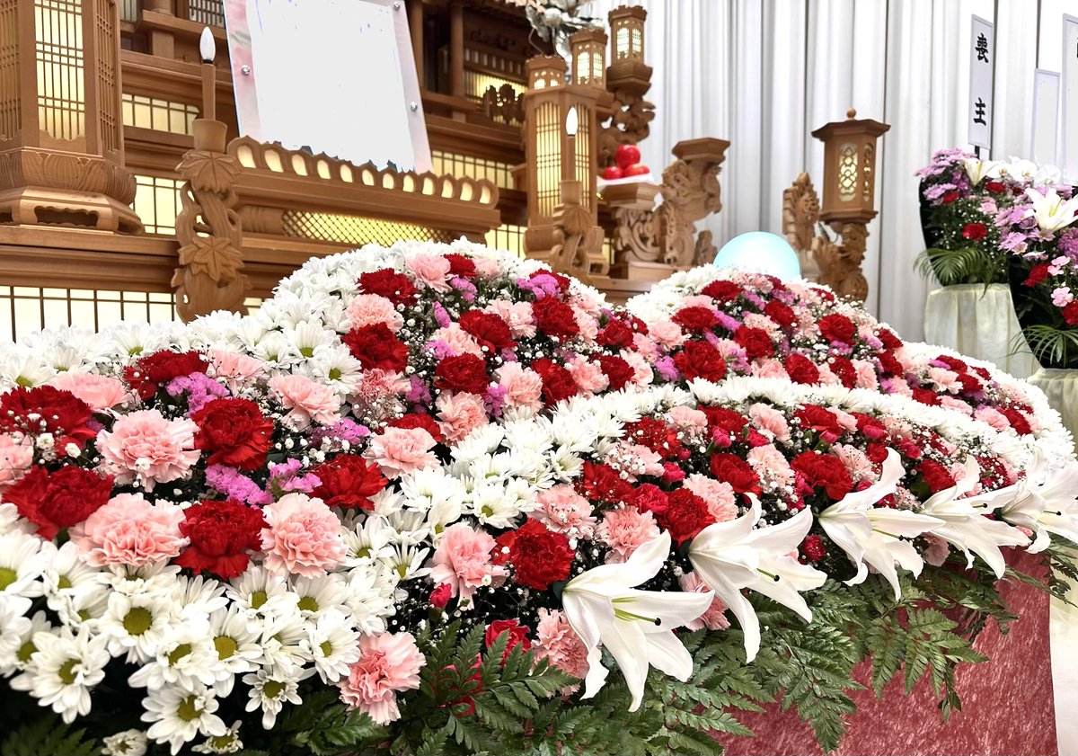 sama_ino's tweet photo. 🌻生花祭壇は色を自由に選べます 詳しくはホームページをご覧ください🌺 https://t.co/6ytxPRa9hE https://t.co/vh2uKH3h9k