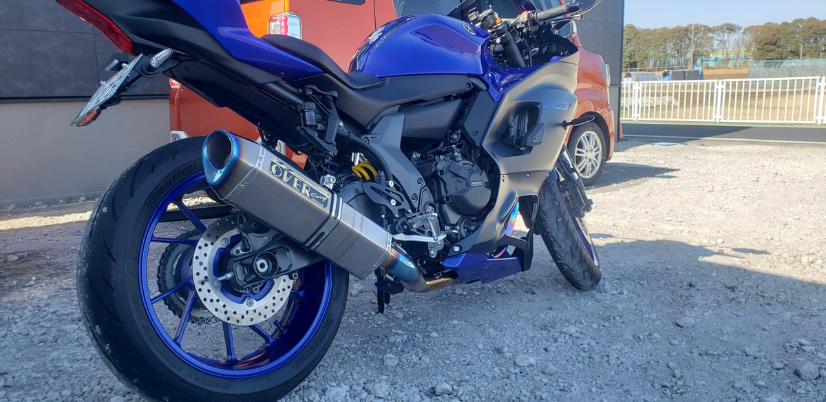 MT-07用のマフラーR7に付いた
後はマフラーステー買ってくれば大丈夫そう