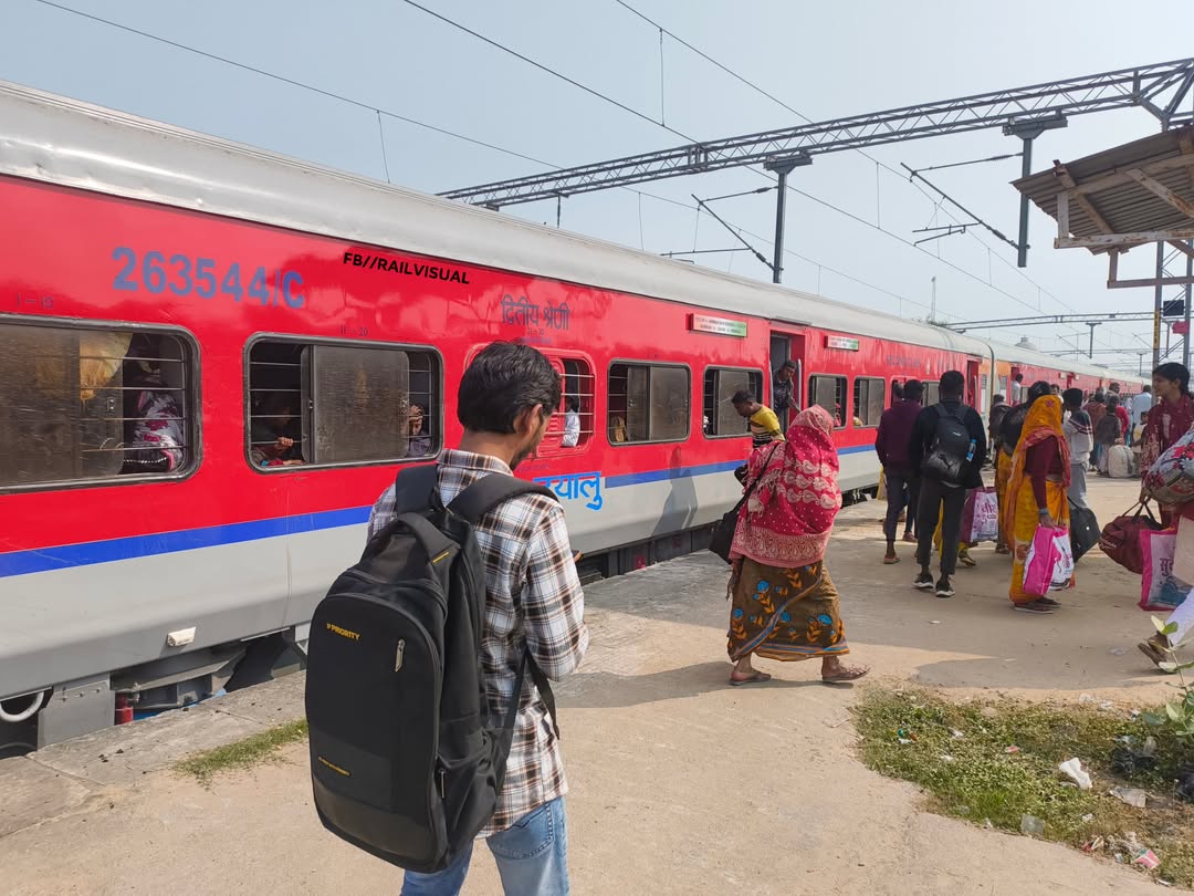 railvisual's tweet image. किऊल गया रेलखंड की राजधानी कही जाने वाली हावड़ा गया एक्सप्रेस LHB रैक के साथ अपनी पहली यात्रा में तिलैया के प्लेटफार्म नंबर 02 पर खड़ी है।
चमचमाती नई LHB रैक के साथ हावड़ा गया एक्सप्रेस 🎉💯🤩

#Howrah #gaya #express #ICF #LHB #Nawada #tilaiya