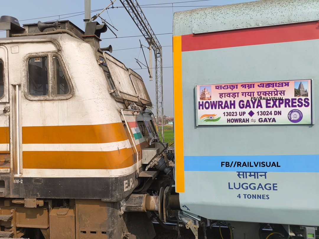 railvisual's tweet image. किऊल गया रेलखंड की राजधानी कही जाने वाली हावड़ा गया एक्सप्रेस LHB रैक के साथ अपनी पहली यात्रा में तिलैया के प्लेटफार्म नंबर 02 पर खड़ी है।
चमचमाती नई LHB रैक के साथ हावड़ा गया एक्सप्रेस 🎉💯🤩

#Howrah #gaya #express #ICF #LHB #Nawada #tilaiya