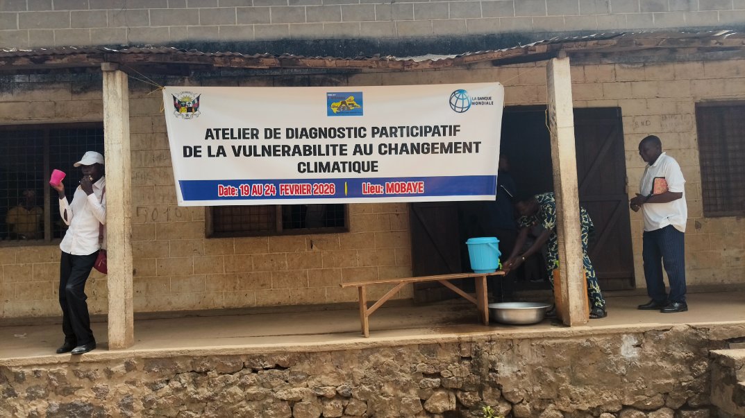 uepnddrrcaf's tweet photo. L’atelier de diagnostic participatif de la vulnérabilité au changement climatique organisé à #Mobaye par la @Banquemondiale pour appuyer la mise en œuvre du Projet E KPENGBA a démarré ce 20 pour s’achever le 24 février 2026. 80 participants à former. @GouvCF @uepnddrrcaf @UN_CAR https://t.co/QhuSgErxRM