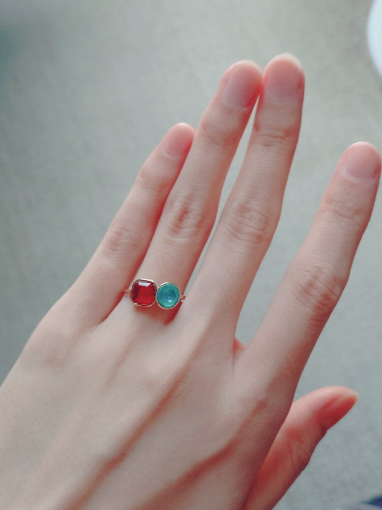カスの画質ですが、リング台買って推しの色の石をボンドで貼っつけるだけで思想の強そうなリング作れるし千円もしないのでオススメです