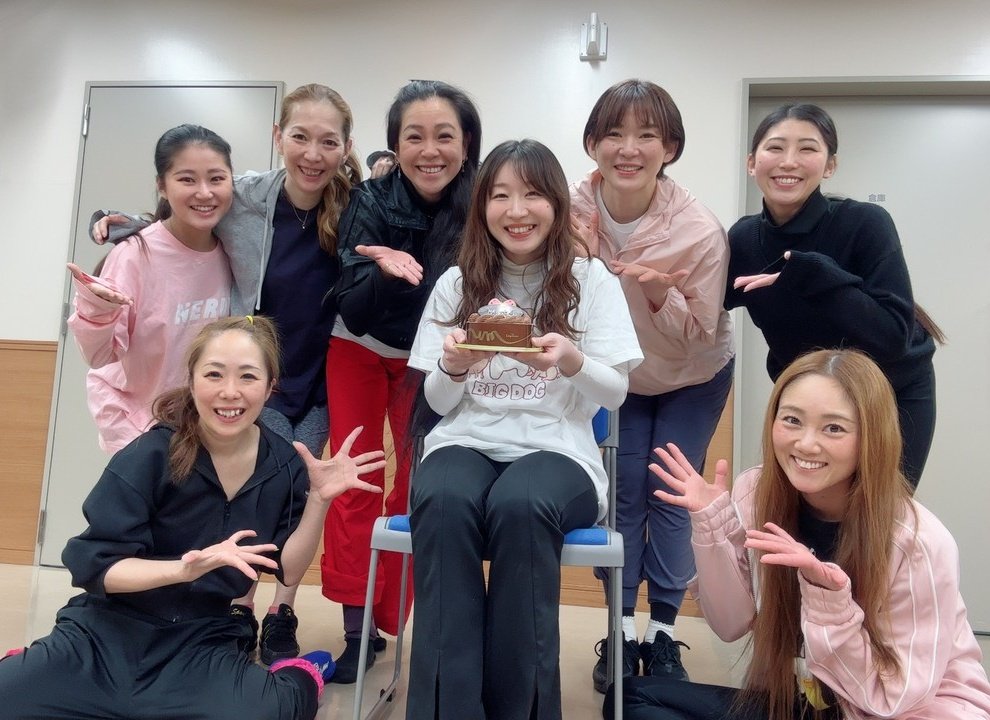 cavabienshow's tweet photo. ２月公演まであと２日🔥

昨日は塚本芽衣ちゃんのリアルバースデーでした🎂💓リハ前にみんなでケーキのサプライズやりました＼(^o^)／🎶めいちゃんお誕生日おめでとうーー！❣️❣️❣️

いよいよ今日からはお衣装をつけてのリハーサル🥰✨今回もどんなお衣装が登場するのかお楽しみに❣️❣️ https://t.co/Js8V2ezTel