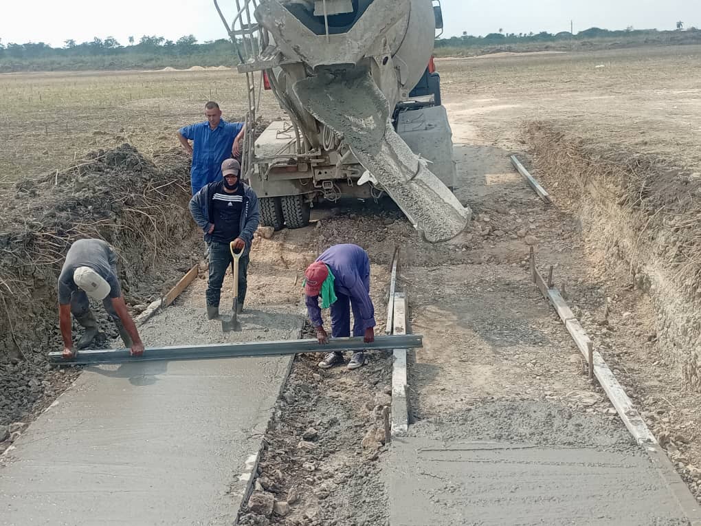 edelacruzr87's tweet photo. En horas de la tarde,junto a @EmfreGranma y las empresas constructoras de la provincia, chequean el avance semanal del #PSFV Veguitas. Dando seguimiento a cada detalle de las inversiones para garantizar el cumplimiento de los cronogramas. #CubaEstaFirme @maikelbritopena https://t.co/SngKOYkSQX