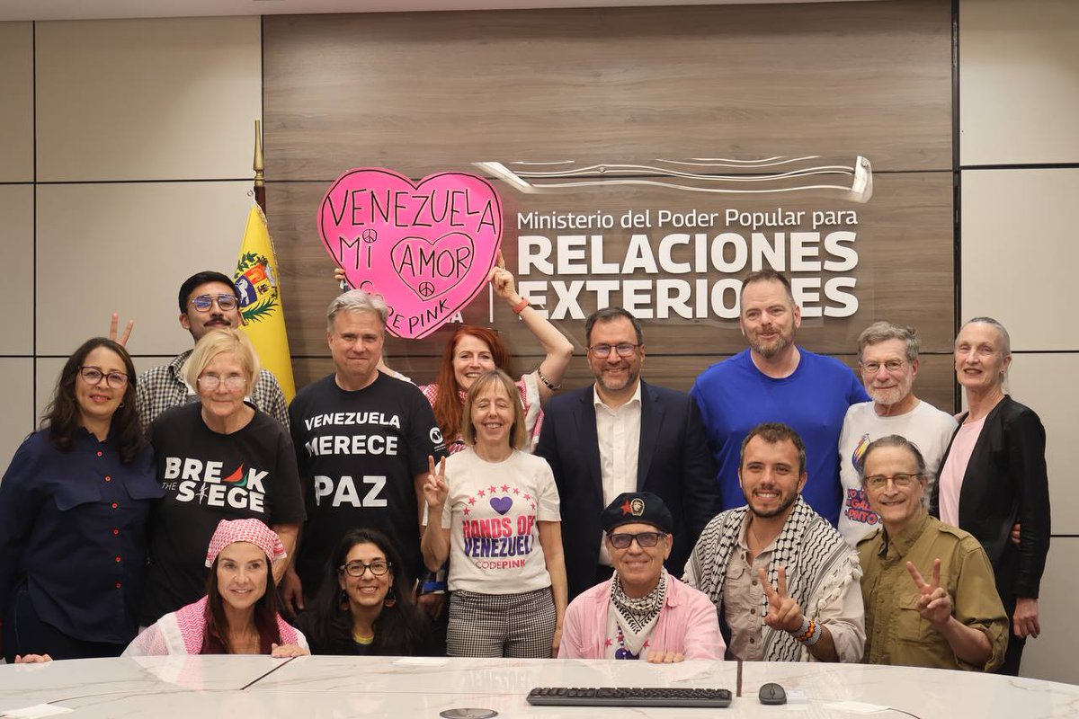yvangil's tweet photo. El Gobierno Bolivariano y el pueblo de Venezuela se complacen en dar la bienvenida al movimiento feminista CODEPINK de Estados Unidos, que visita nuestro país como parte de la Misión Internacionalista por la Paz y en Solidaridad con Venezuela. Nuestro país siempre abrirá sus puertas con afecto a activistas que traen consigo las banderas de hermandad y solidaridad. En este momento crucial, su apoyo es fundamental para nuestro pueblo, que continúa enfrentando grandes desafíos y avanzando en la defensa de su soberanía y sus ideales.