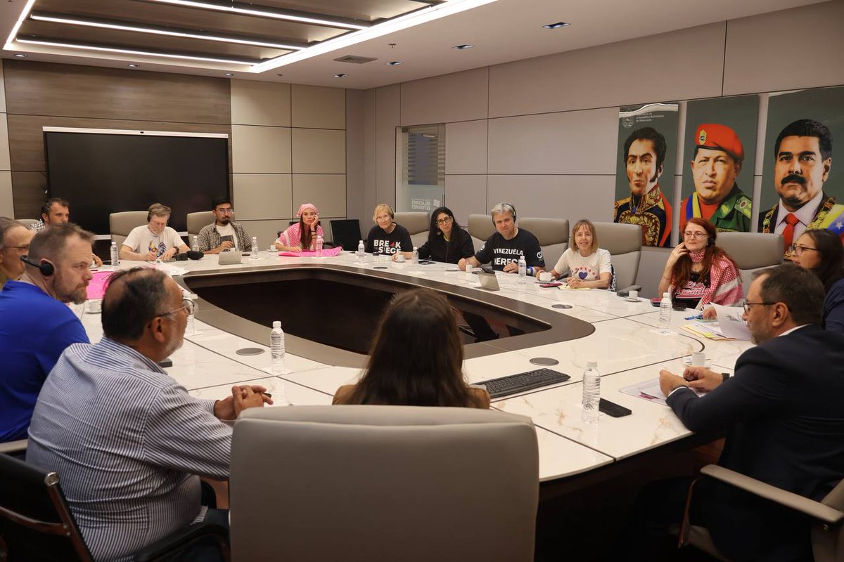 yvangil's tweet photo. El Gobierno Bolivariano y el pueblo de Venezuela se complacen en dar la bienvenida al movimiento feminista CODEPINK de Estados Unidos, que visita nuestro país como parte de la Misión Internacionalista por la Paz y en Solidaridad con Venezuela. Nuestro país siempre abrirá sus puertas con afecto a activistas que traen consigo las banderas de hermandad y solidaridad. En este momento crucial, su apoyo es fundamental para nuestro pueblo, que continúa enfrentando grandes desafíos y avanzando en la defensa de su soberanía y sus ideales.