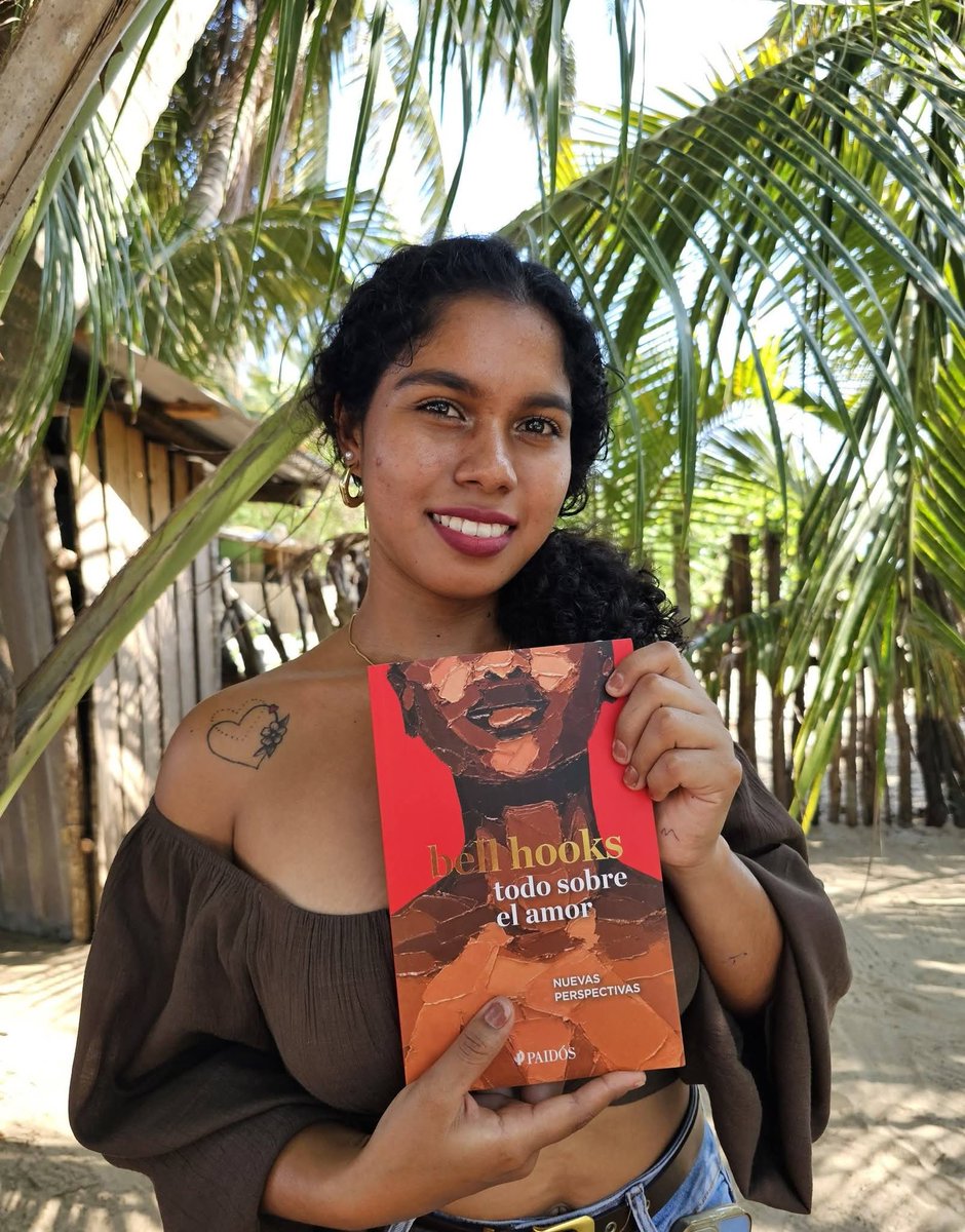 afrocaracolas's tweet photo. 🐚Estamos muy felices porque iniciamos nuestro espiral de lectura para compartir reflexiones y saberes acerca de "Todo sobre el amor" de bell hooks.

👊🏾En un sistema patriarcal capitalista de supremacía blanca basado en el dominio y la desigualdad. https://t.co/7XtdW98V9n