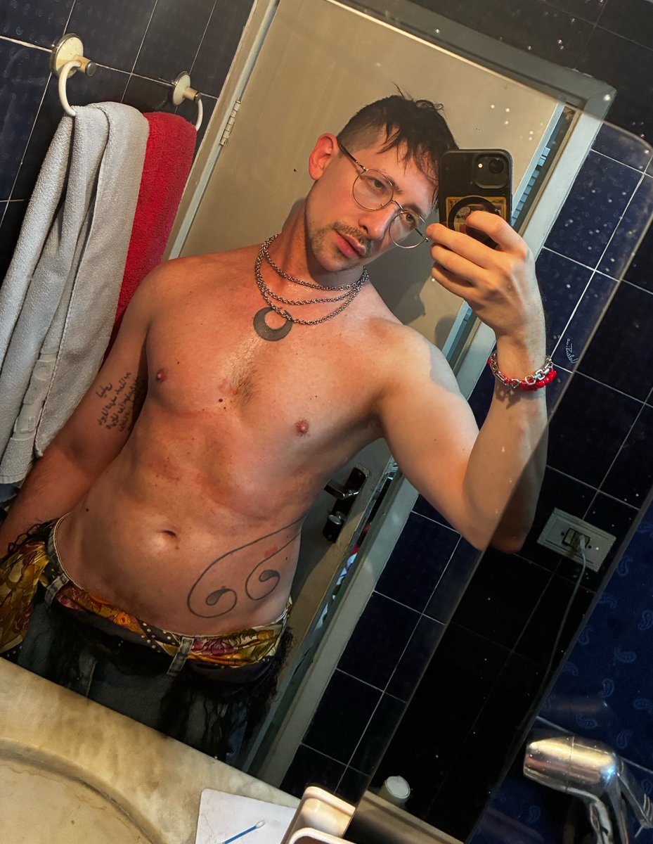 Bad Bunny me arruma um namoradinho nerd braçudo hoje pfv obrigado