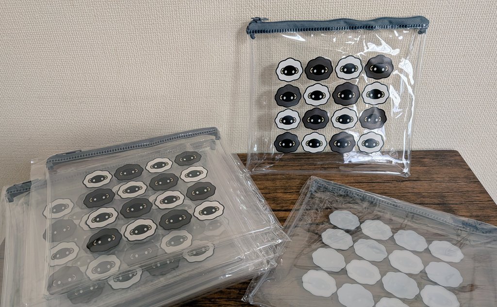 #ふらぺら
新作ふらっぺちゃんグッズ、クリアポーチ届きました！
どうしても作りたくなってしまい作ってしまった、そんなふらぺらに相応しいグッズです。
1200円（10枚しか作っていないためちょっとお高めになりました💦）での販売となります。