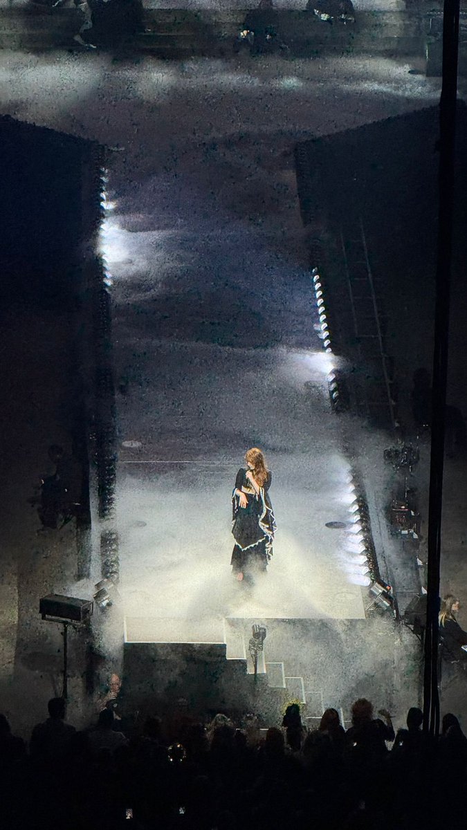 MelwheezyJ's tweet photo. Even better in real life #florenceandthemachine https://t.co/or8FRQTVwq