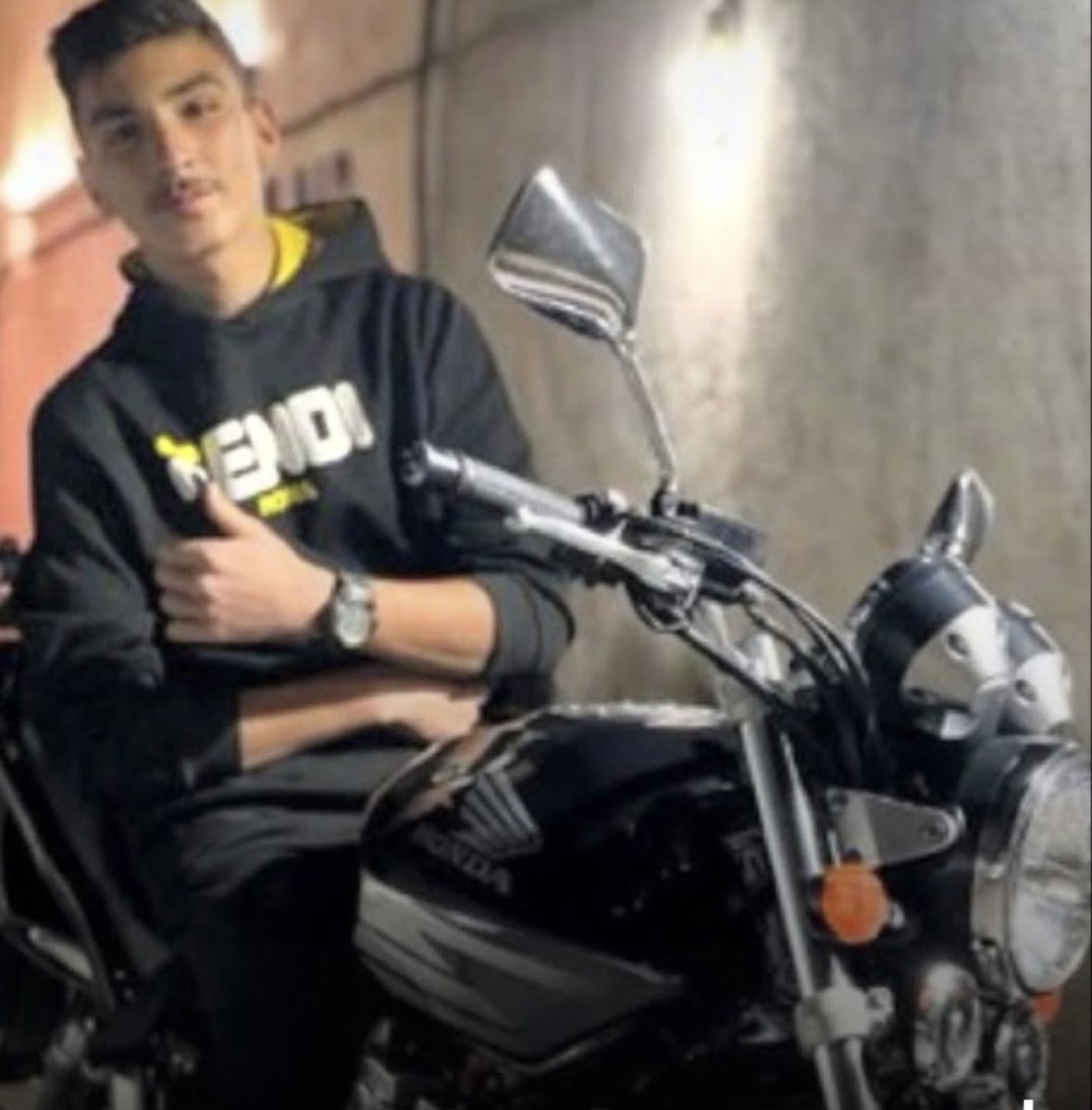 sanfrancisco_z's tweet image. 🚨🚨🚨 فوری:

#اشکان_طالبی ، ۲۲ ساله، که ۱۸ ماه پیش در مشهد بازداشت شده بود، پس از سه هفته بی‌خبری با خانواده‌اش تماس گرفته و به آن‌ها اطلاع داده که به اعدام محکوم شده است.

به گفته یک منبع مطلع، او به خانواده‌اش اعلام کرده که این تماس برای خداحافظی بوده است.