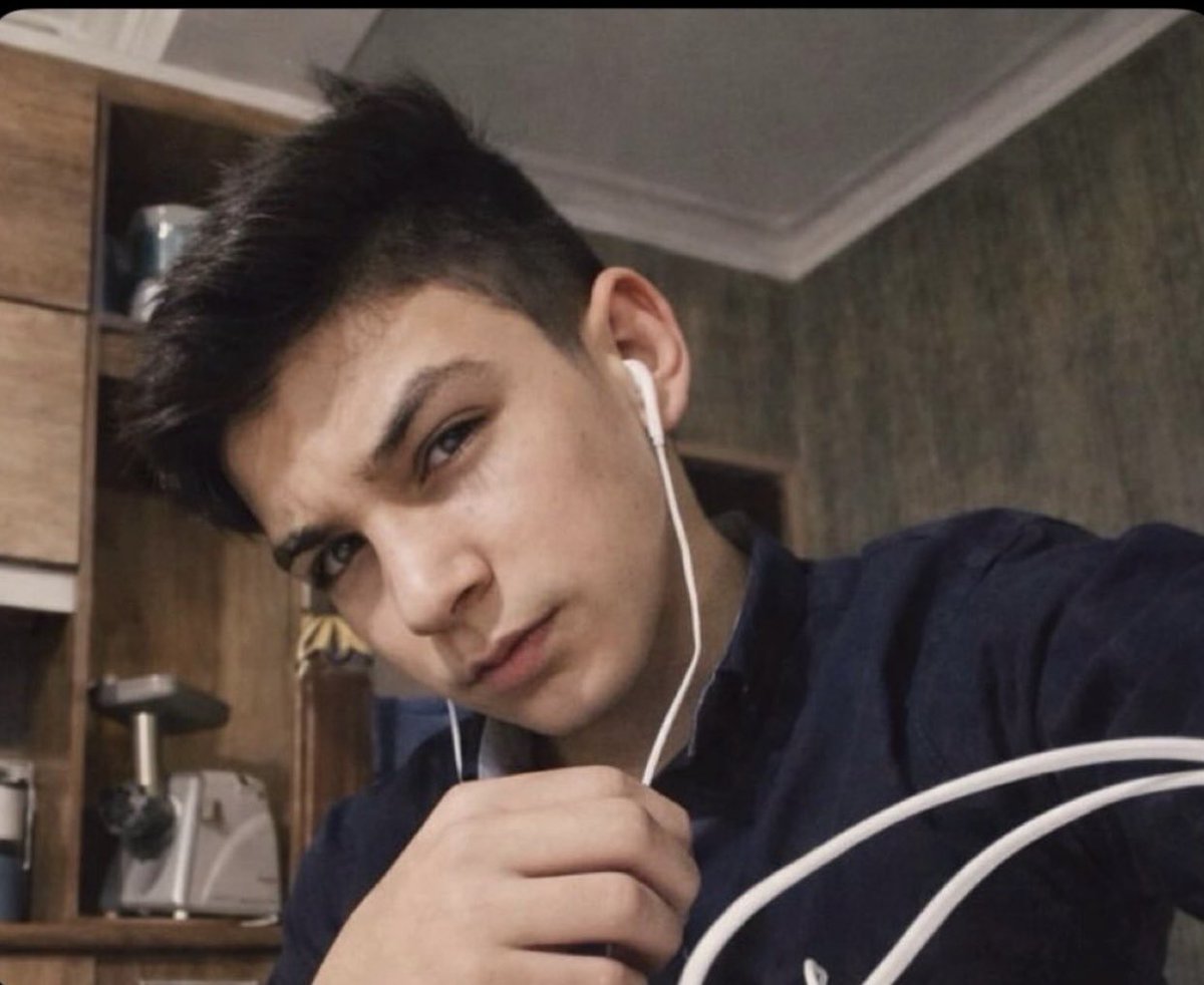 sanfrancisco_z's tweet image. 🚨🚨🚨 فوری:

#اشکان_طالبی ، ۲۲ ساله، که ۱۸ ماه پیش در مشهد بازداشت شده بود، پس از سه هفته بی‌خبری با خانواده‌اش تماس گرفته و به آن‌ها اطلاع داده که به اعدام محکوم شده است.

به گفته یک منبع مطلع، او به خانواده‌اش اعلام کرده که این تماس برای خداحافظی بوده است.