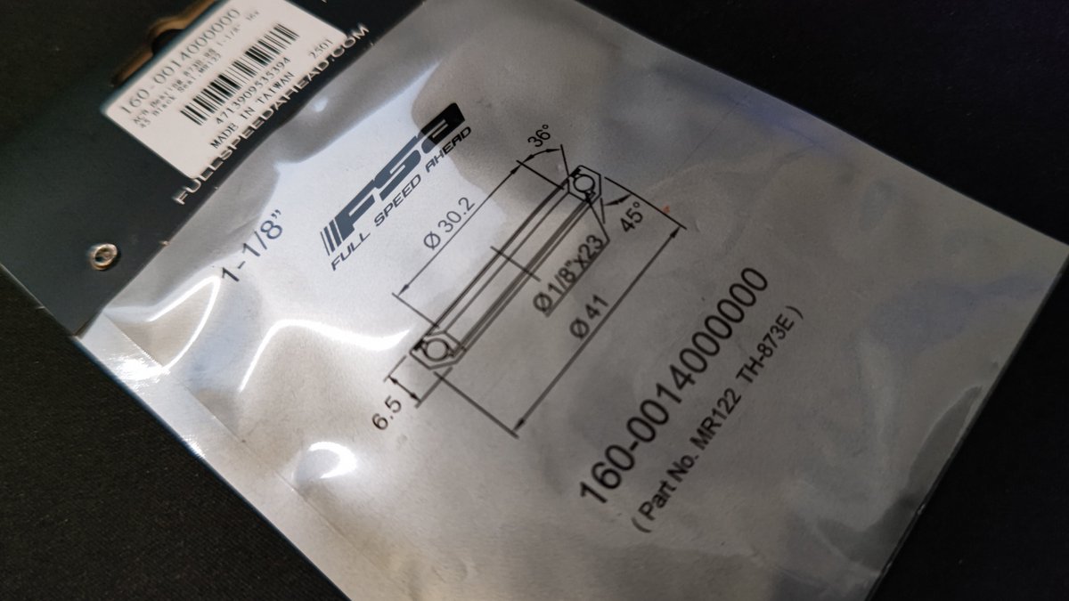 rozeo_sky's tweet photo. Giant Escape RX3
ヘッドパーツ　上側のベアリングが届いたので交換

これでヘッド廻りのメンテナンスは終わりました～

差し色のスペーサーも位置を変え
いい感じになったのではないかと　個人的に大満足 https://t.co/1aOPx027Ax