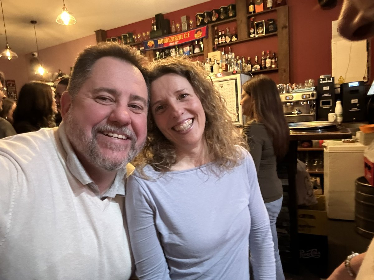 Coincidencias que valen la pena : Gema Luciañez, Raquel sobre el escenario de “La extraña pareja”.

Dos personas  opuestos comparten piso tras separarse.
El orden y el caos chocan en una convivencia imposible llena de discusiones, situaciones absurdas y muchas risas.
Una comedia