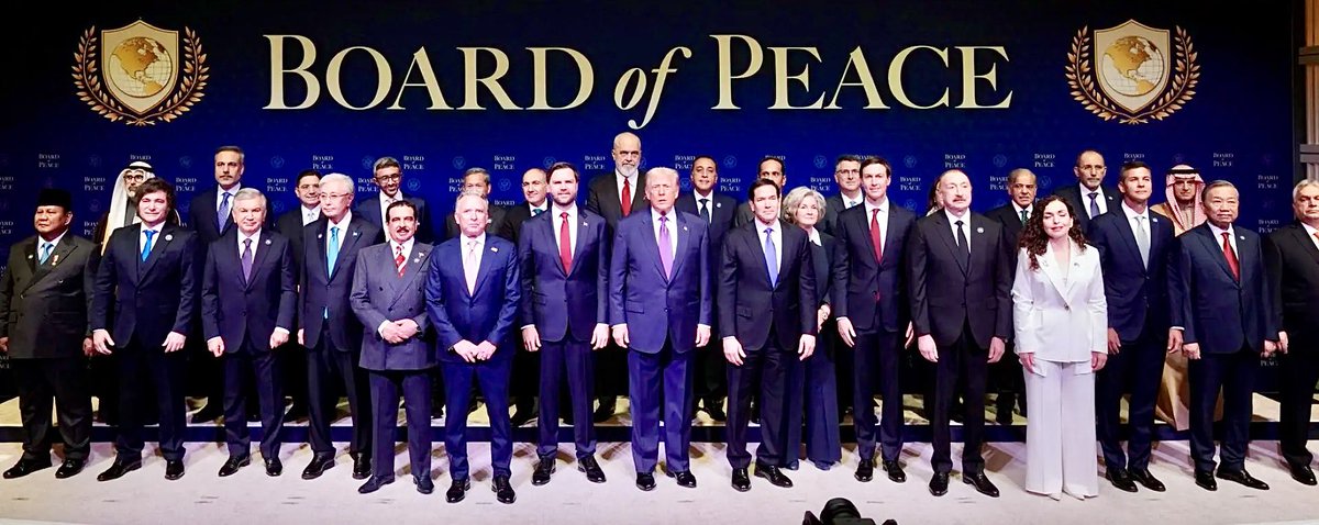 LA  JUNTA  POR  LA  PAZ
Genuflexión con membresía.

Donald Trump ha decidido que la paz mundial no se negocia: se subasta. Así nace la llamada Junta por la Paz, un club donde no están los grandes actores del sistema internacional —China, Rusia, Alemania, Francia, Reino Unido,