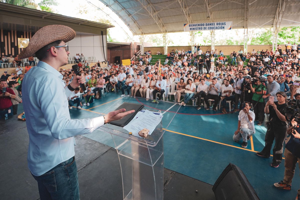 DanielRMed's tweet photo. En mi recorrido por el departamento del Tolima he recibido varias denuncias sobre universidades que presuntamente estarían utilizando las instituciones y sus recursos con fines electorales, entre ellas el @Itfip y el Conservatorio del Tolima. 

Por ello, he solicitado a la Oficina de Inspección y Vigilancia adelantar las visitas respectivas y recepcionar las denuncias de la comunidad académica y de la ciudadanía en general. #PetroLeCumpleAlTolima