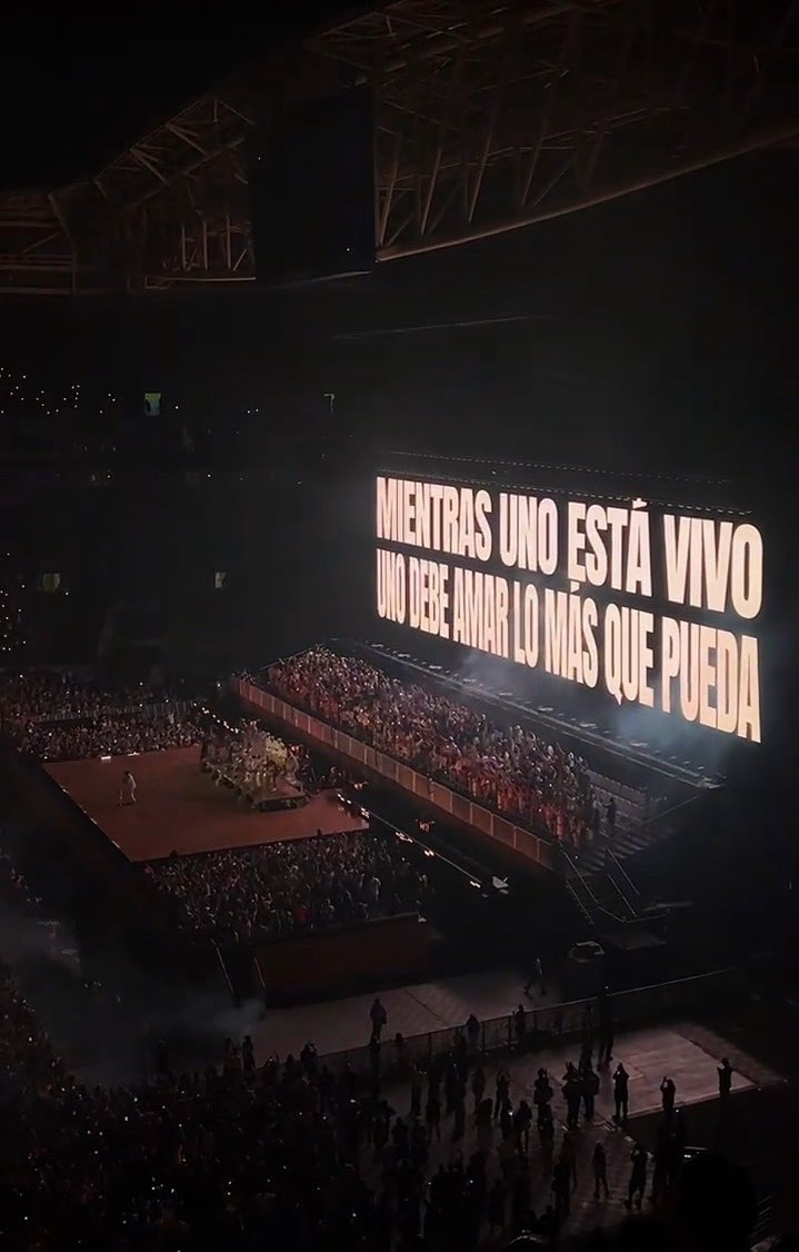 weinthecrowd's tweet image. “Enquanto se está vivo, deve-se amar o máximo que puder.” 💜