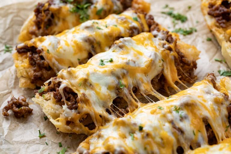 pawpaw_ray's tweet image. ⚠️Calling everyone who serves #food; likes #cooking; enjoys family #meals and #recipes.⚠️

Suggestions please!!!
🤷‍♂️How can I serve Garlic Bread with Beef &amp;amp; Cheese (below)?
🤷‍♂️How can I keep it warm, without it getting soggy, or turning into a dry brick?