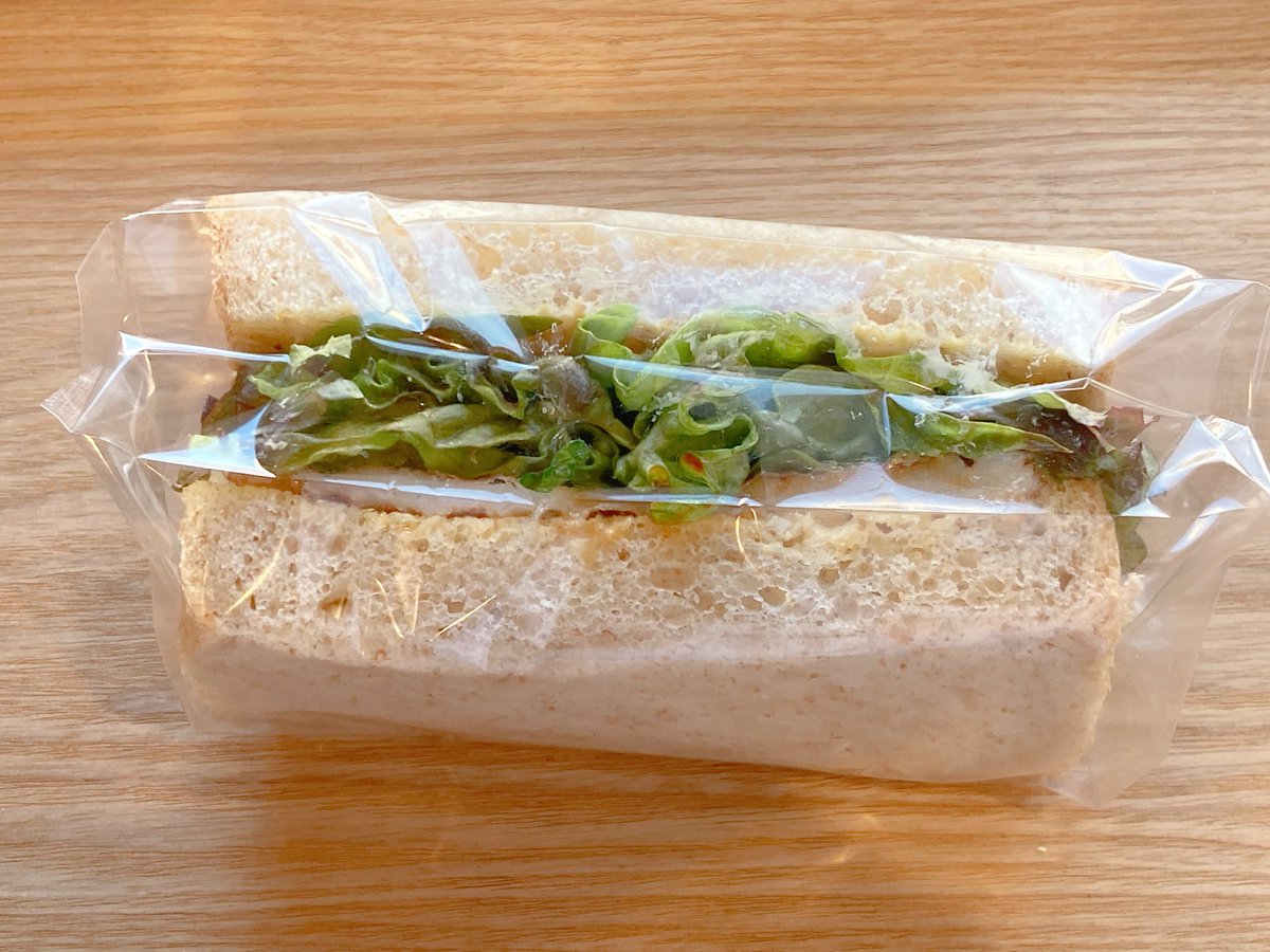 mikado_uniwa's tweet photo. 平天サンド出来ました🥪

たっぷりレタスと、

こんがり醤油で焼いた練り物と、

ゴーダチーズ＆大葉が

コクと爽やかさの饗宴を生み出す、

至福のサンドウィッチ🤝 https://t.co/Wwyrk2nszH