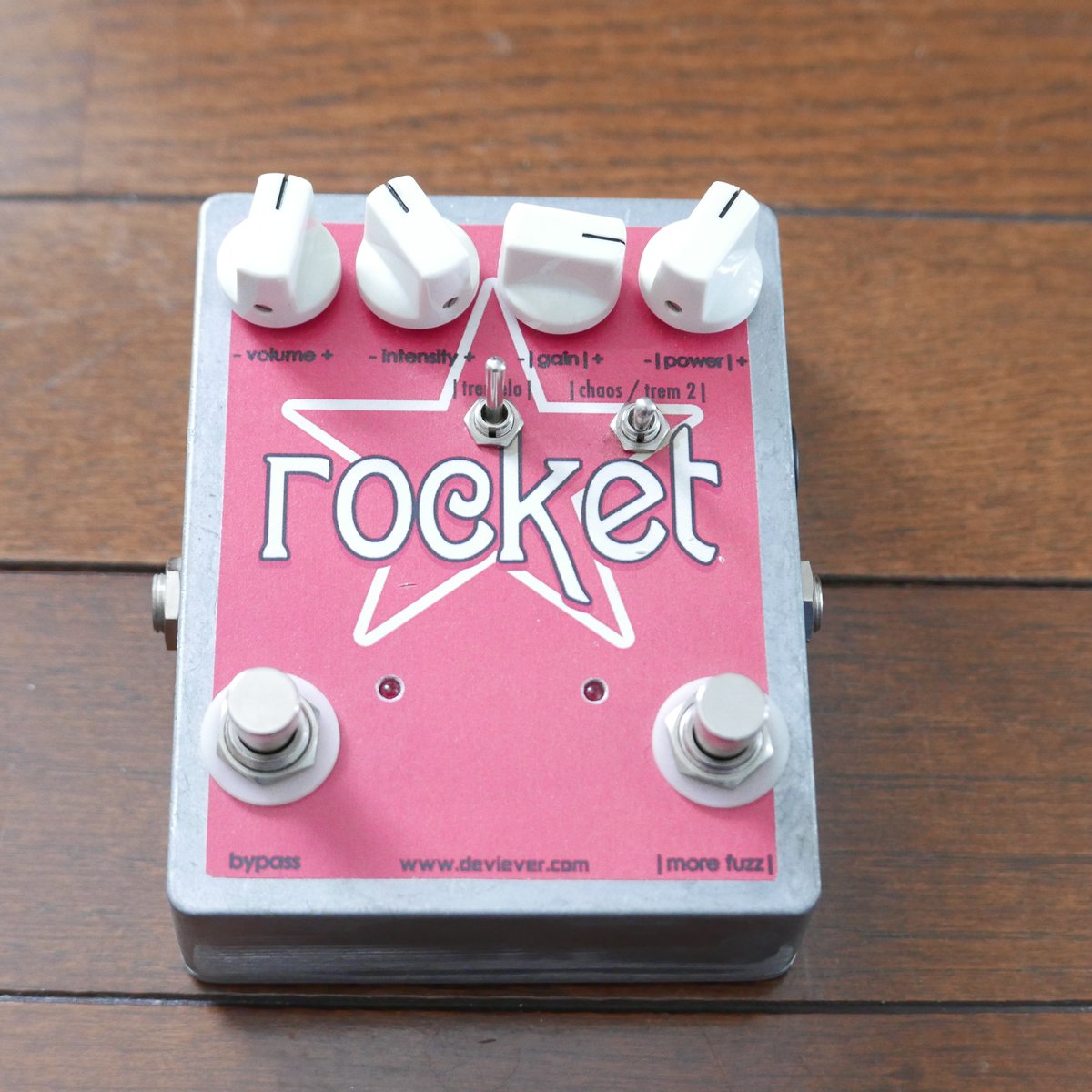xc_u_tx's tweet photo. devi everのrocket、初期の方が変態です。
(Soda Meiser+Vintage Fuzz Master)+tremolo+chaos
#deviever
#devieverfx
#sodameiser
#VintageFuzzMaster https://t.co/Qk3XJ3i674