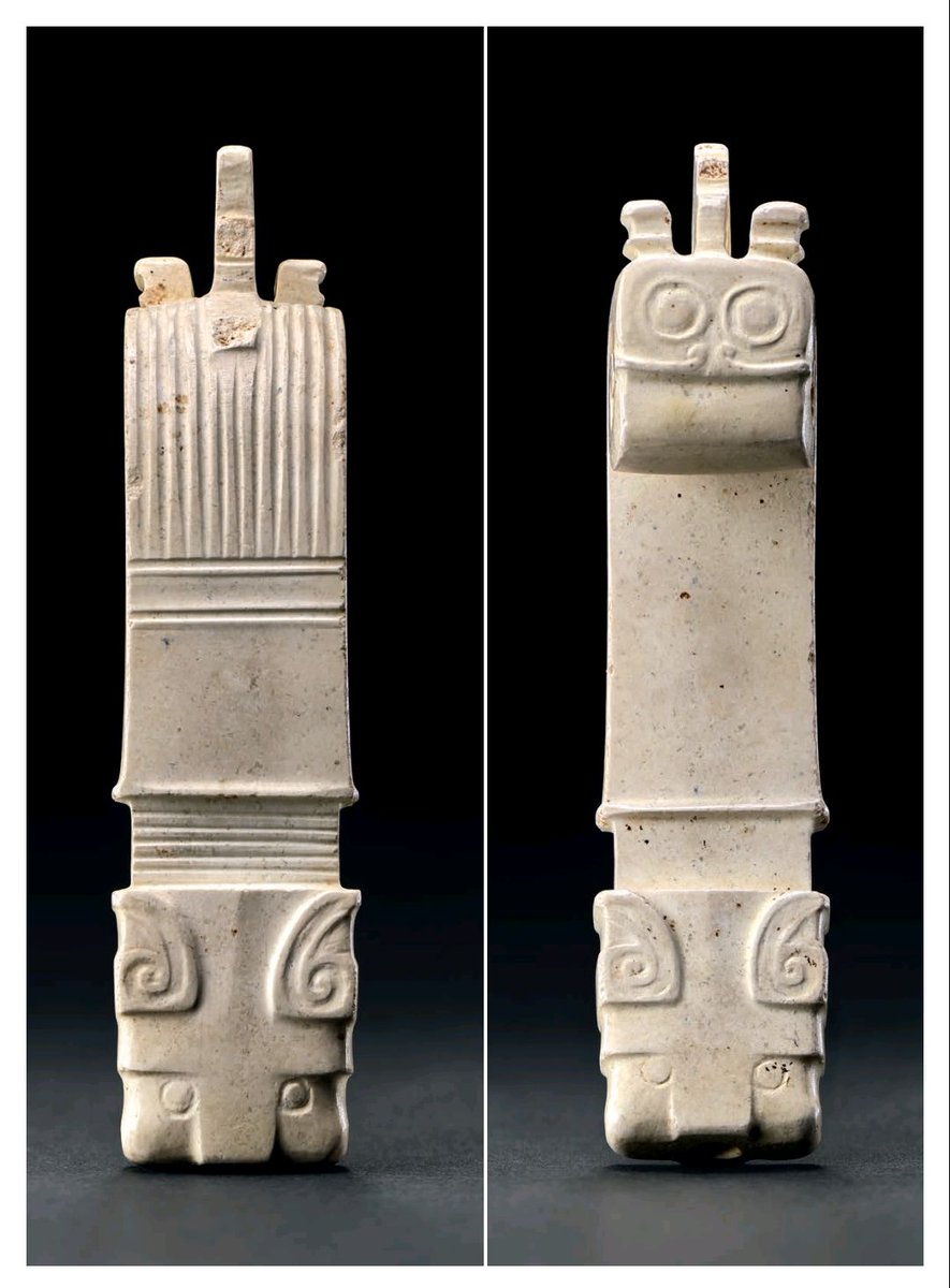 虎首玉冠饰新石器时代后石家河文化（距今4200 ~ 3800年) 长7.88、宽