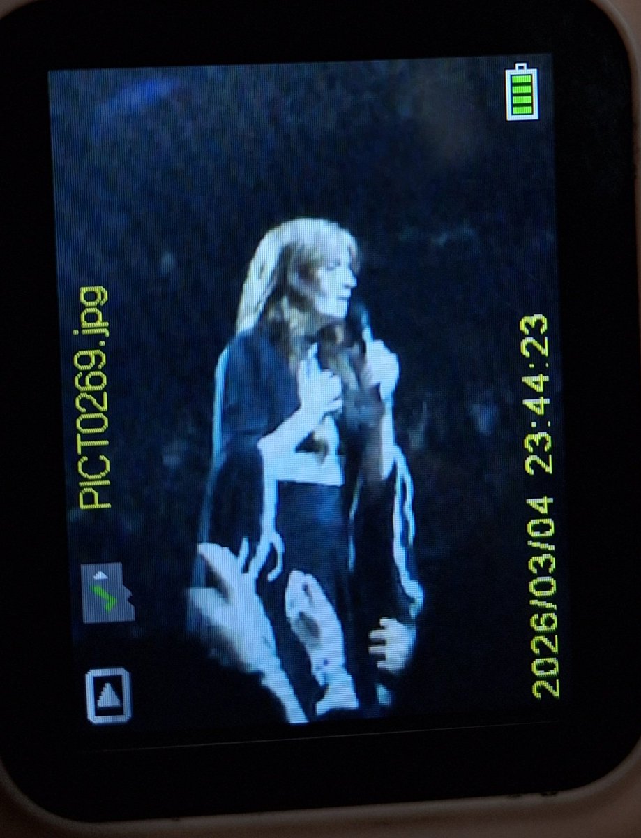 arrayofholls's tweet photo. photos of florence u haven't seen because I just took them (will pull the digis one day) (best? gig? of my life?) https://t.co/9wjJG54ayI