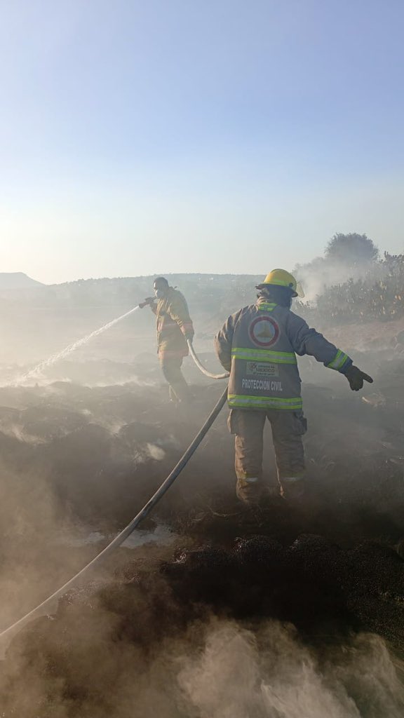 pciviledomex's tweet photo. Esta Coordinación colabora en la atención de un incendio de pastizal y llantas registrado en el municipio de #Nopaltepec. https://t.co/XcyeyHO72v