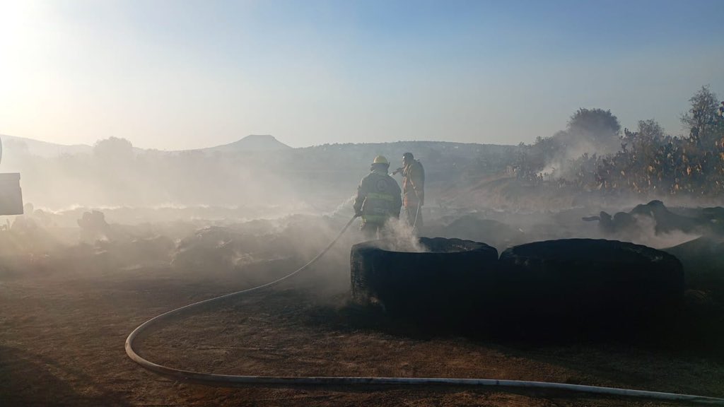 pciviledomex's tweet photo. Esta Coordinación colabora en la atención de un incendio de pastizal y llantas registrado en el municipio de #Nopaltepec. https://t.co/XcyeyHO72v