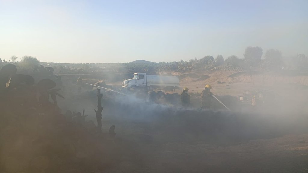 pciviledomex's tweet photo. Esta Coordinación colabora en la atención de un incendio de pastizal y llantas registrado en el municipio de #Nopaltepec. https://t.co/XcyeyHO72v
