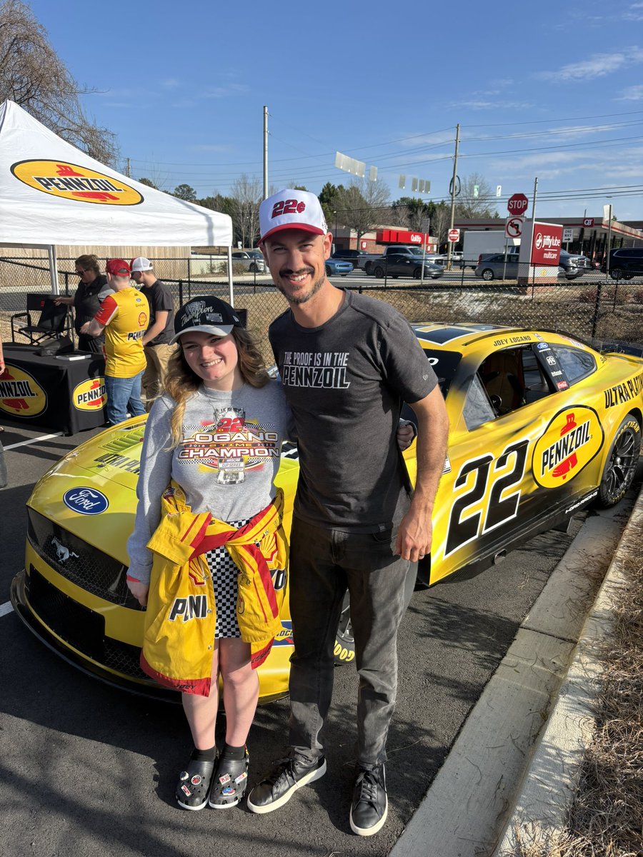 loganofangirl22's tweet image. Always a pleasure 😁 did not expect to meet the whole Logano crew today!