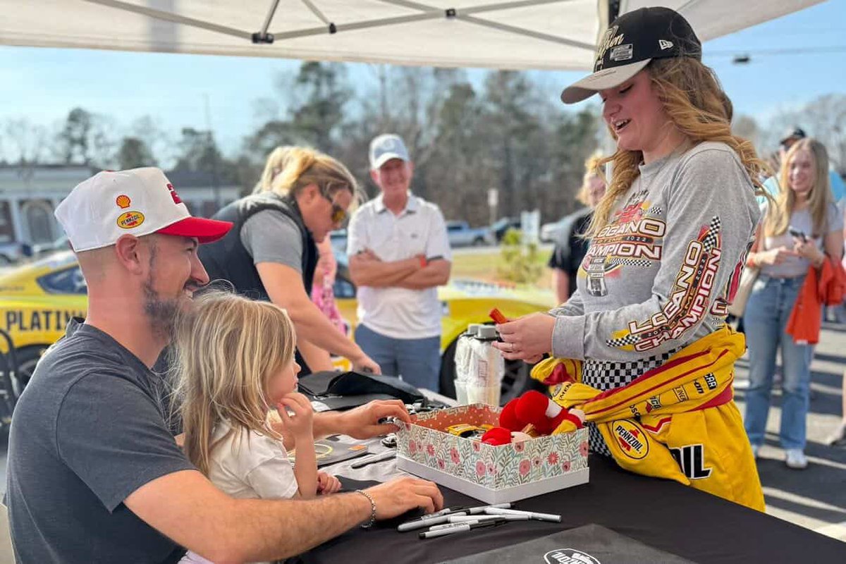 loganofangirl22's tweet image. Always a pleasure 😁 did not expect to meet the whole Logano crew today!