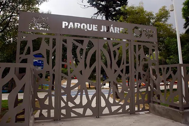 🚔 Este viernes, a las 13:45 horas, un joven de 17 años fue asaltado en la 33 Oriente, entre la 2 Sur y el Parque Juárez, cuando se dirigía a una entrevista de trabajo. Dos sujetos, de edad similar, le robaron su cartera, celular, llaves y mochila, por lo que no pudo llegar a la