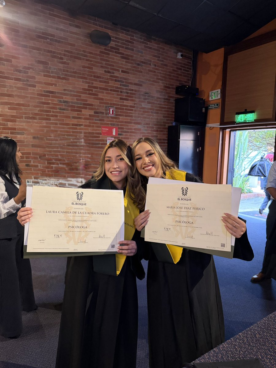 moomfhk's tweet photo. La conocí en primer semestre de la universidad y desde ahí nos volvimos una sola, tanto así que es una hermana para mí. Espero poder compartir el resto de mi vida con ella, no soportaría de nuevo no tenerla conmigo. Te amo Camila🤍 @Laura30c03 https://t.co/PtWj0vyM1r