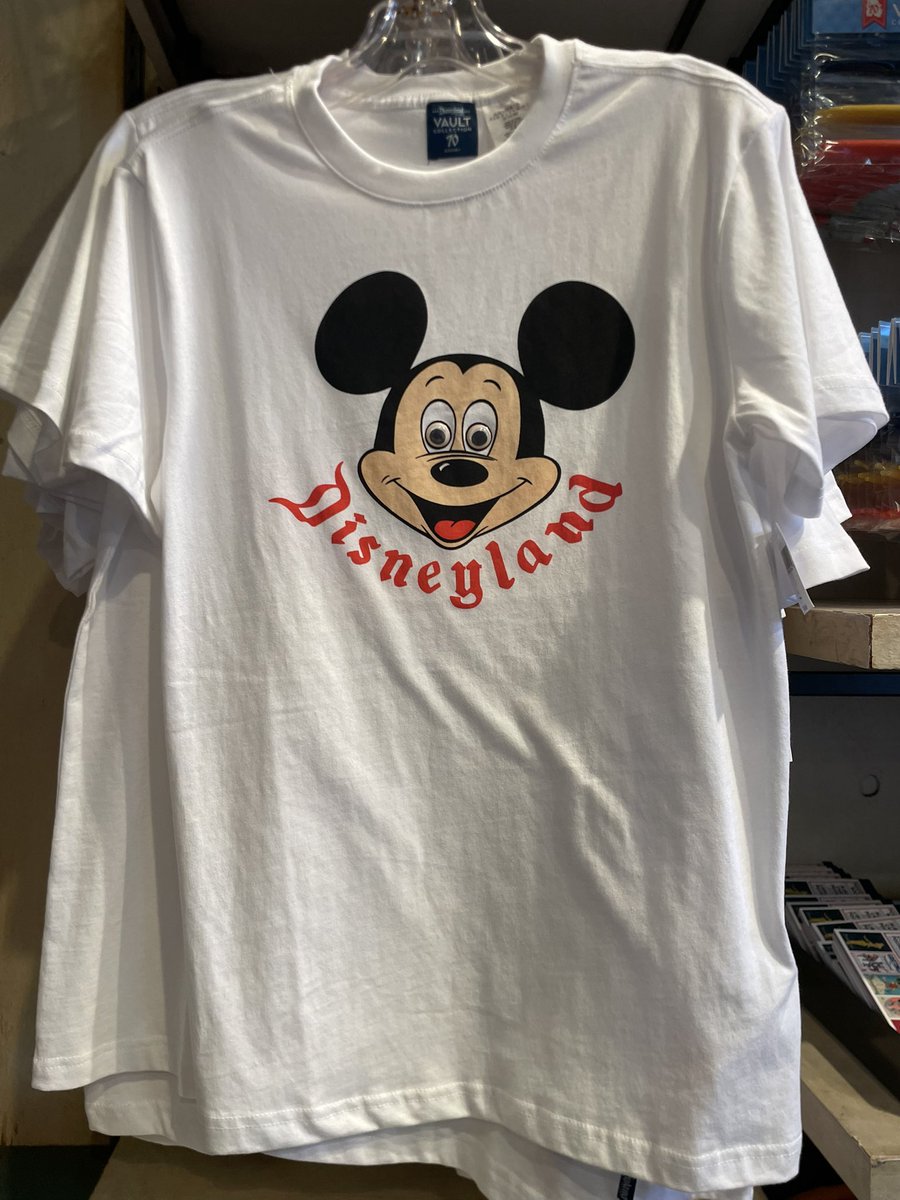 カリフォルニアのディズニーで、公式にパチもんTシャツ売ってんのかと