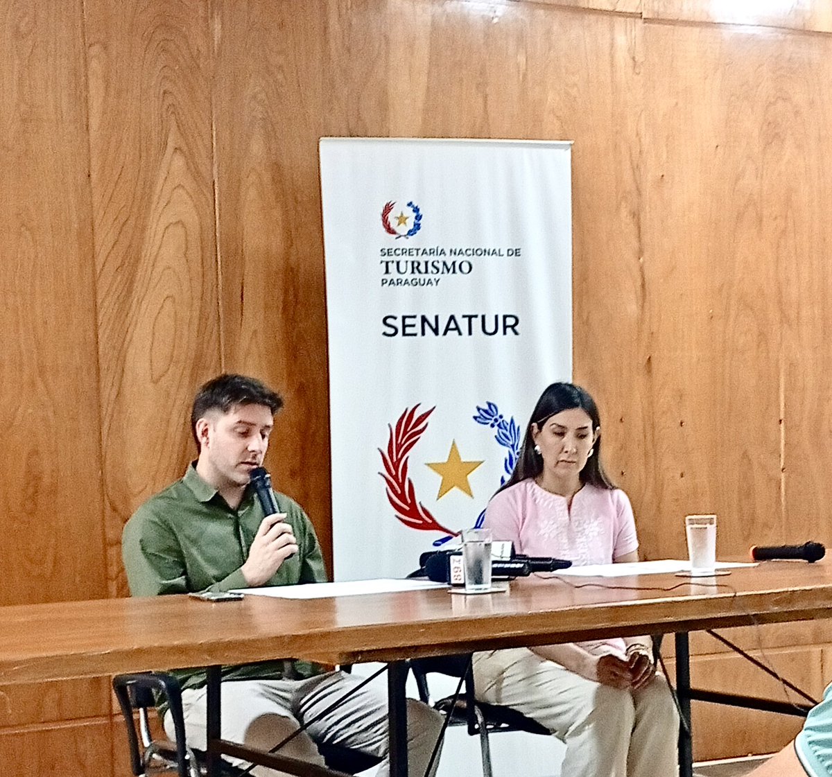 Senatur_Py's tweet photo. 🎸✨ Lanzamiento oficial del 18° Festival de Cuerdas ✨🎸

En el Turista Róga de Encarnación, espacio emblemático de bienvenida al visitante, se realizó el lanzamiento oficial y conferencia de prensa del 18° Festival de Cuerdas, que se llevará a cabo los días 27 y 28 de febrero en el Auditorio Agrodinámica de Hohenau.

El acto contó con la presencia de la Jefa Departamental de Itapúa, Lara Chamorro , y del Director de Turismo y Cultura de @hohenaumuni , Vito kruger 

Desde la Senatur acompañamos este gran evento que reunirá a destacados exponentes nacionales e internacionales, consolidándose como una de las principales citas para los amantes de la música de cuerdas en la región. 🎶

Invitamos a vivir dos noches únicas de arte y talento, con acceso libre y gratuito, celebrando nuestra cultura y fortaleciendo a Itapúa como destino de grandes eventos. 🙌✨

#FestivalDeCuerdas #Itapúa #TurismoCultural #TuristaRóga #Encarnación