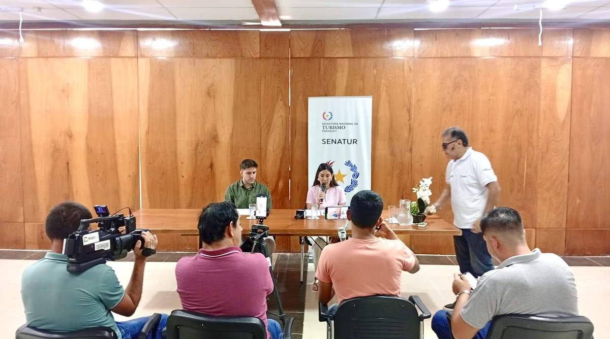 Senatur_Py's tweet photo. 🎸✨ Lanzamiento oficial del 18° Festival de Cuerdas ✨🎸

En el Turista Róga de Encarnación, espacio emblemático de bienvenida al visitante, se realizó el lanzamiento oficial y conferencia de prensa del 18° Festival de Cuerdas, que se llevará a cabo los días 27 y 28 de febrero en el Auditorio Agrodinámica de Hohenau.

El acto contó con la presencia de la Jefa Departamental de Itapúa, Lara Chamorro , y del Director de Turismo y Cultura de @hohenaumuni , Vito kruger 

Desde la Senatur acompañamos este gran evento que reunirá a destacados exponentes nacionales e internacionales, consolidándose como una de las principales citas para los amantes de la música de cuerdas en la región. 🎶

Invitamos a vivir dos noches únicas de arte y talento, con acceso libre y gratuito, celebrando nuestra cultura y fortaleciendo a Itapúa como destino de grandes eventos. 🙌✨

#FestivalDeCuerdas #Itapúa #TurismoCultural #TuristaRóga #Encarnación