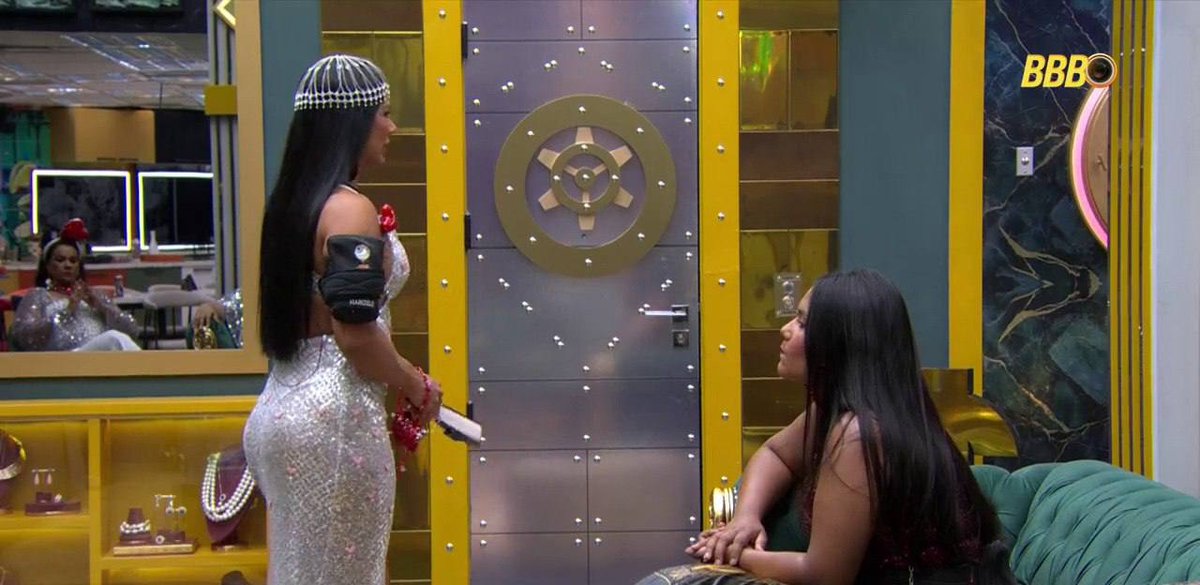 Eu_simplesment's tweet photo. #BBB26
Marciele: “Chay, tu emagreceu, né? Tá linda, não vou mentir pra ti, você tá linda. Porque teu corpo é bem desenhadinho, tem bundinha, cinturinha fina.”

Chaiany: “Também amei o look. Obrigada.”

Marciele: “Eu sou ao contrário, as roupas eu estou soltando as pregas tudinho delas.”