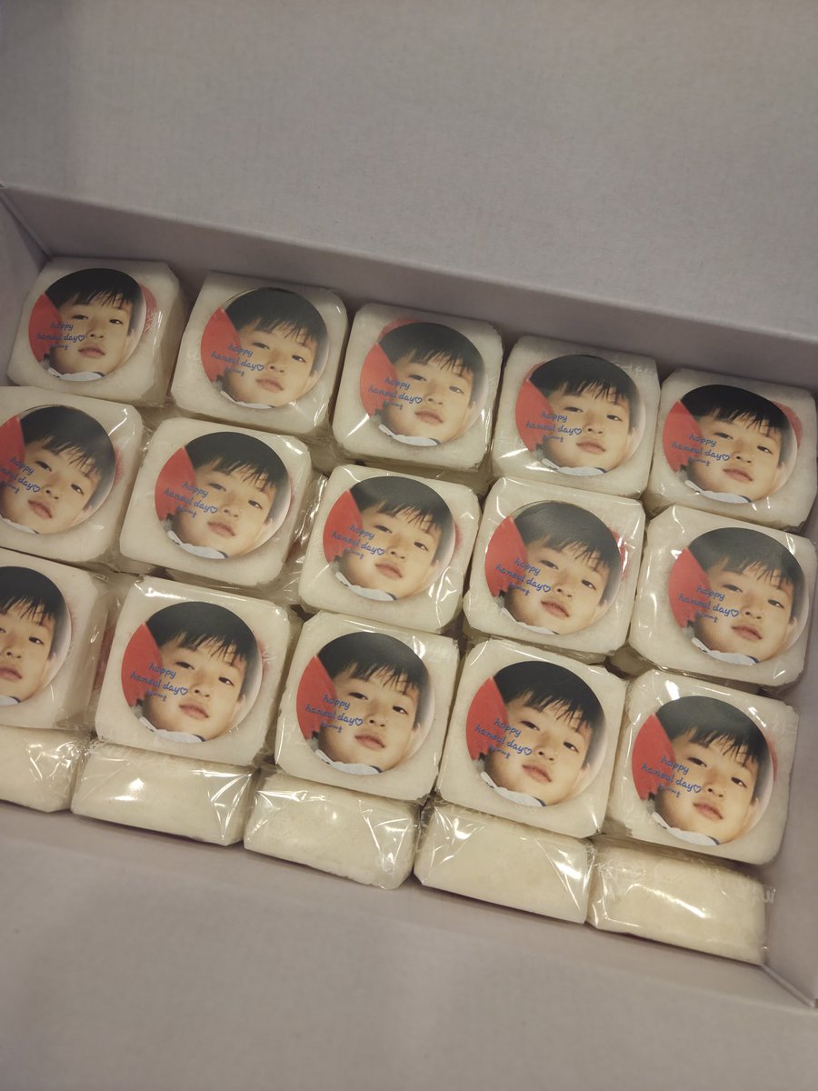 .
K 생일축하는 역시 떡이지요!

생일 떡 돌립니다~~ㅋ 
떡 받아가세요오>.<

#강하늘 #kanghaneul
#강하늘생일카페