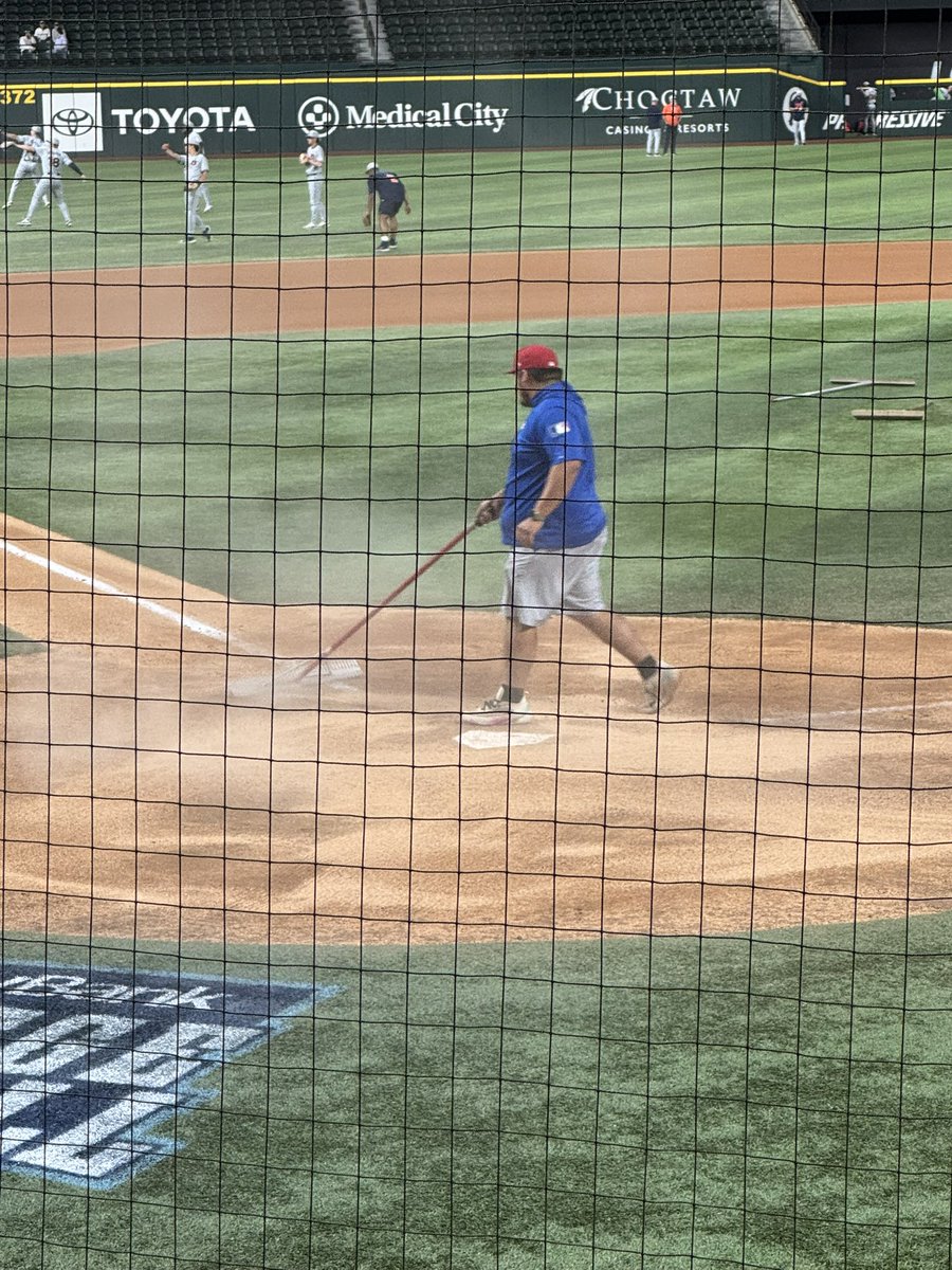 djbrianpate's tweet image. Unsung heroes of tournament and pool play. #groundscrew from the @Rangers has kept the field in great shape! @GlobeLifeField