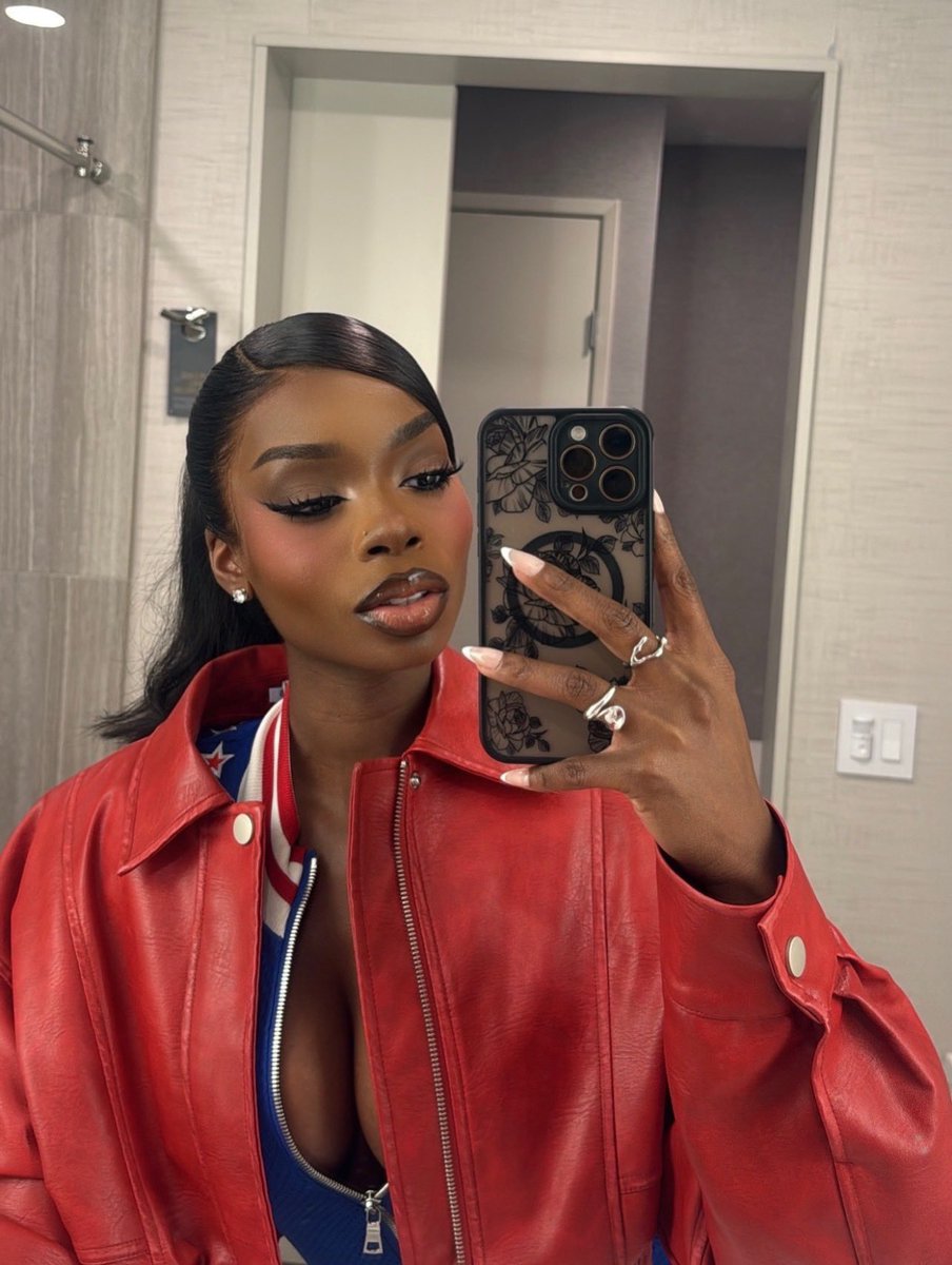 OlandriaDaily's tweet photo. olandria 🤝 mirror selfies https://t.co/Iuk37a69cF